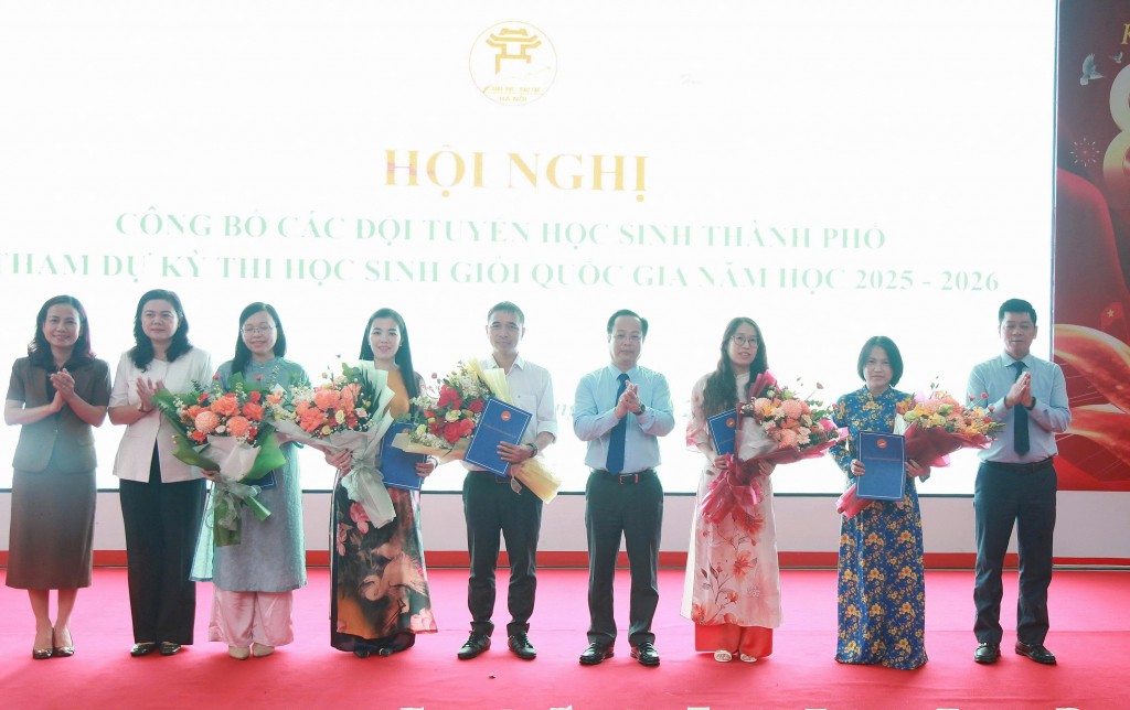 Các đồng chí trong Ban Giám đốc Sở GD&ĐT Hà Nội chúc mừng các thầy cô giáo lãnh đội