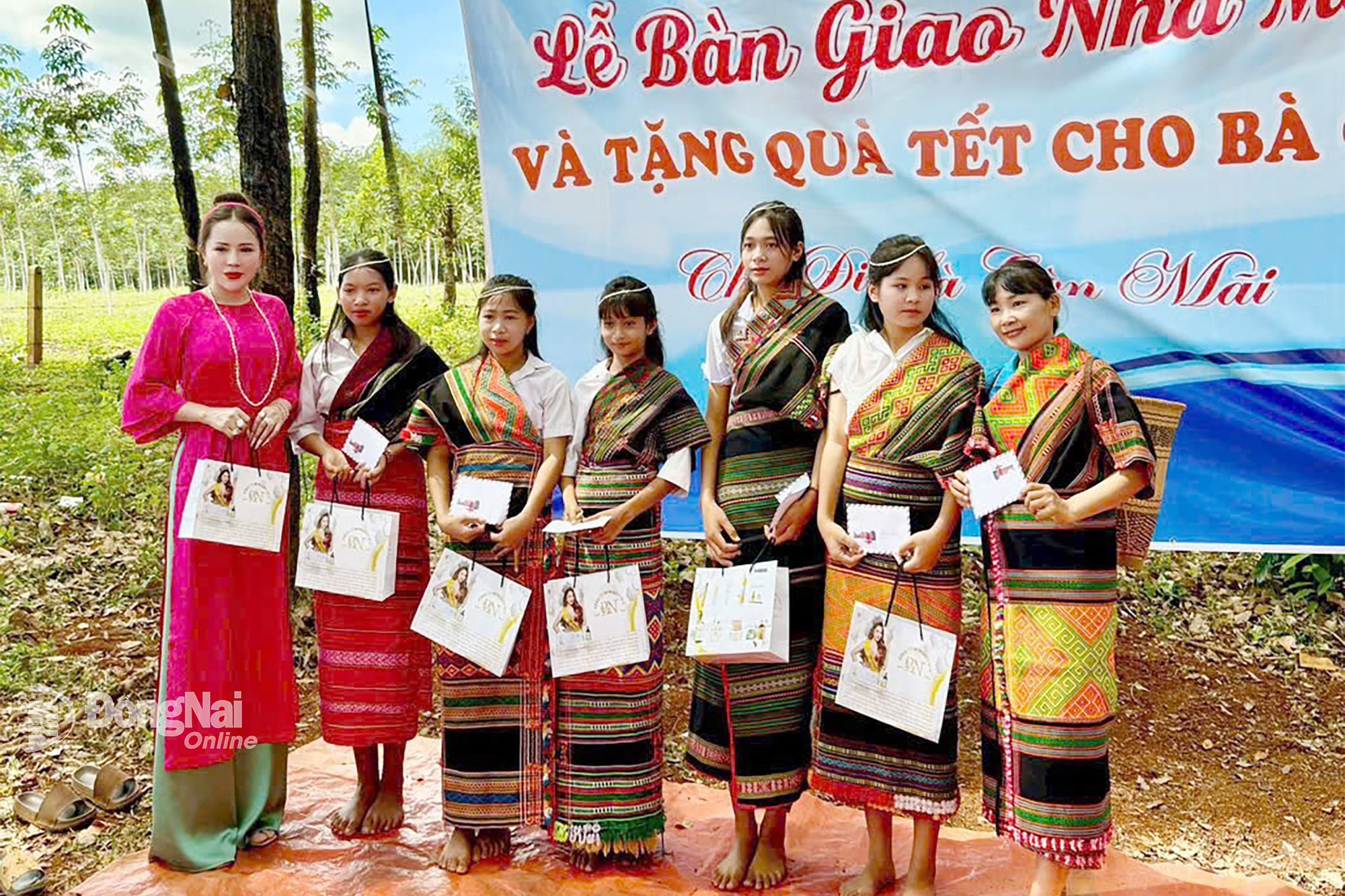 Fröken Charity Nguyen Thi Binh ger gåvor till invånare i Tho Son-kommunen (tidigare Dong Nai-kommunen) vid överlämnandet av välgörenhetshuset 2024. Foto: C.T.V.