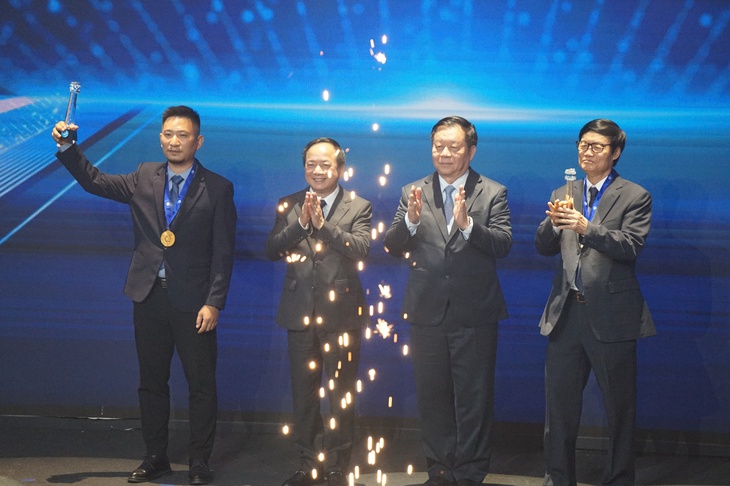 ‘Dưới bóng cờ Tổ quốc’, ‘Rộn ràng mùa cá cơm’ giải nhất thi ảnh Tổ quốc bên bờ sóng - Ảnh 1.