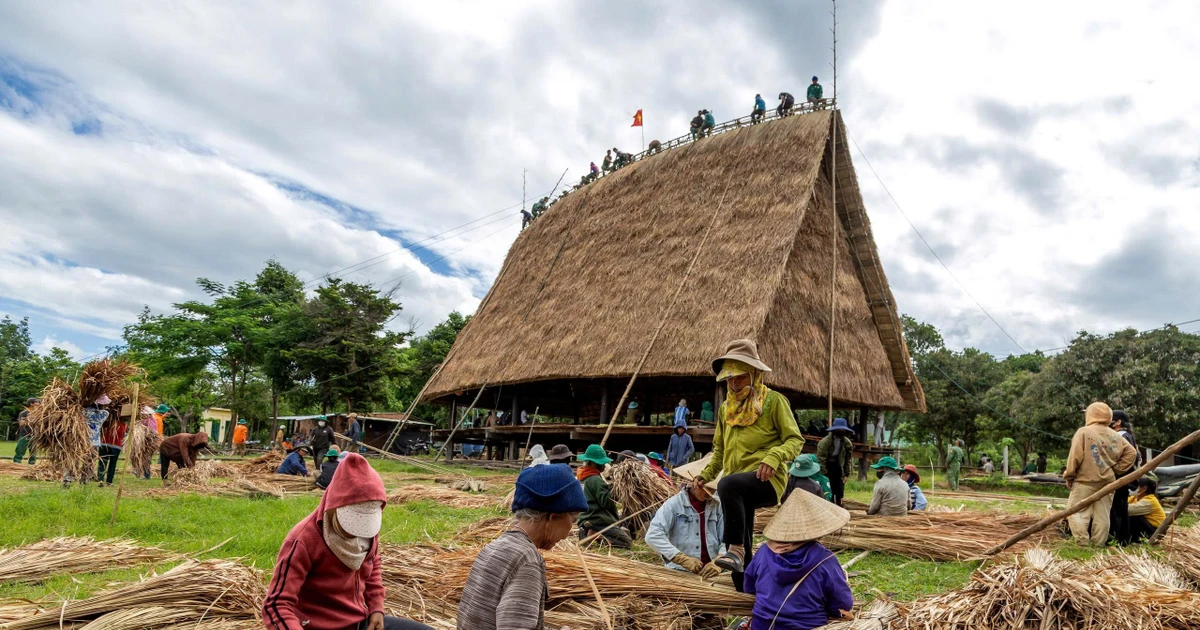 Làng Kon Băh dựng nhà rông mới sau vụ cháy