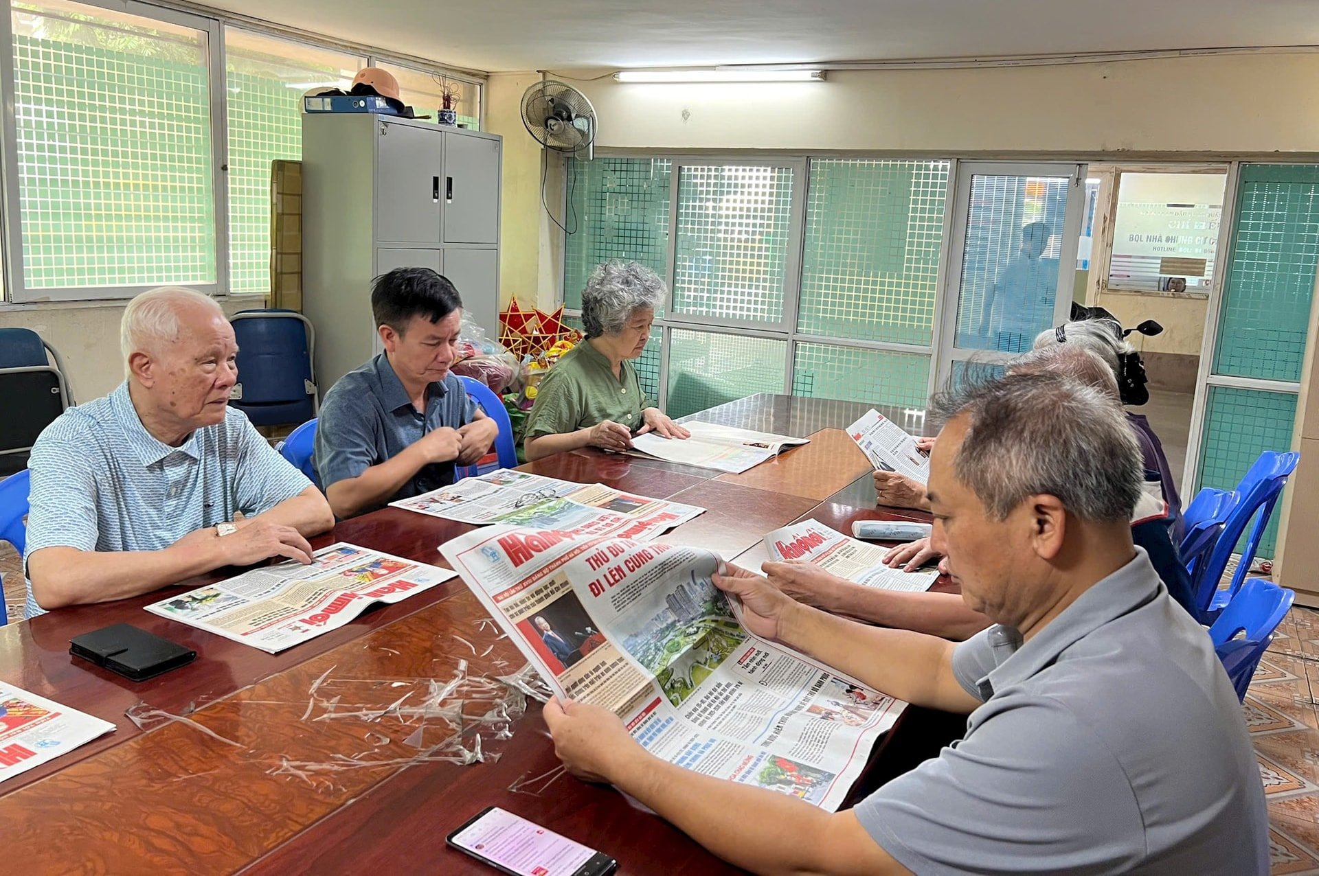 dang-vien-chi-bo-van-khe-1-phuong-ha-dong-theo-doi-thong-tin-dai-hoi-dai-bieu-dang-bo-thanh-pho-ha-noi-lan-thu-xviii-nhiem-ky-2025-2030-tren-bao-hanoimoi.-anh-thu-hang.jpg