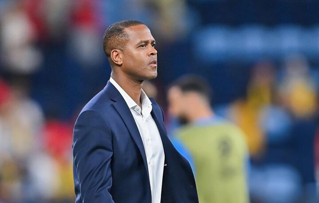 Phản ứng của HLV Kluivert sau khi bị LĐBĐ Indonesia sa thải - 1