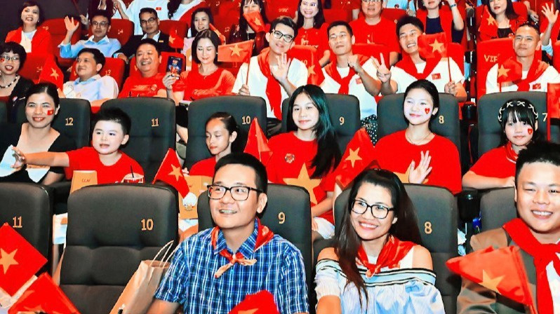 Et stort publikum kom for å nyte den tidlige visningen av filmen «Fatherland in the Heart» produsert av Nhan Dan Newspaper. (Foto: BAO LONG)
