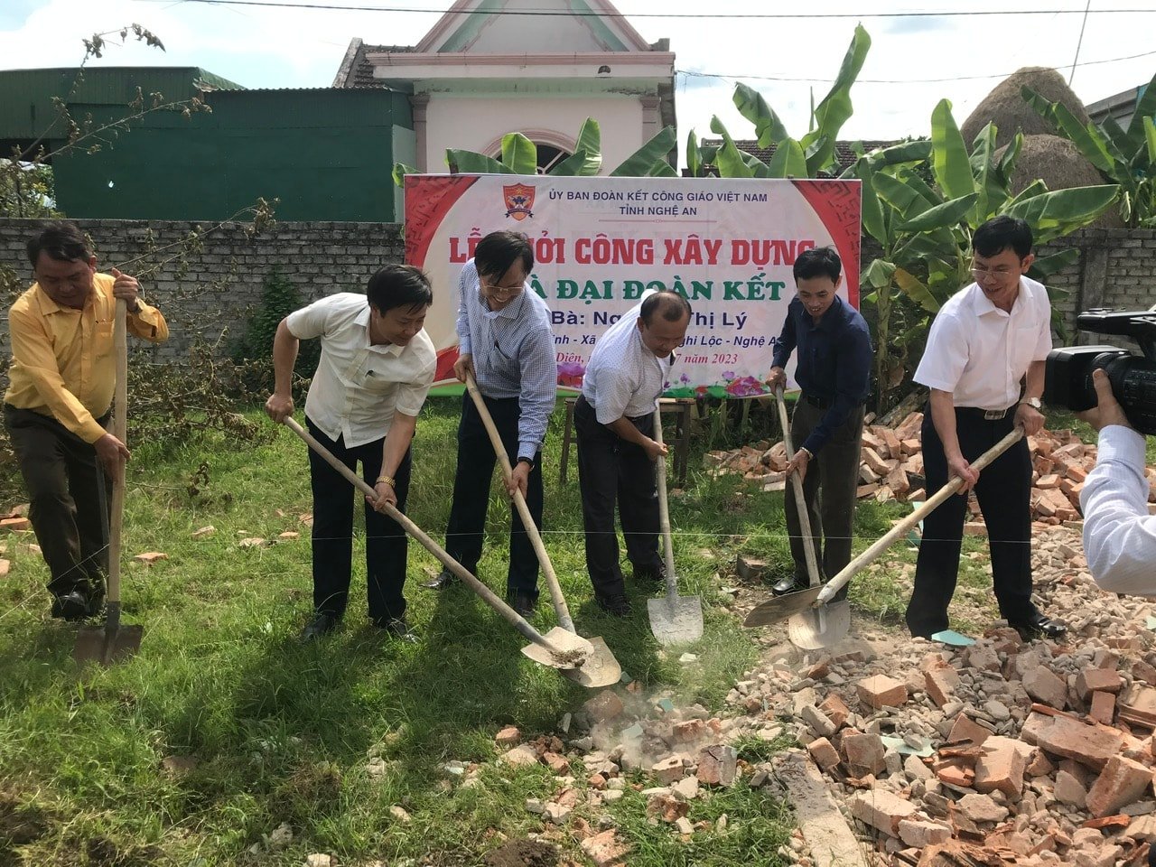 6. ការសាងសង់ផ្ទះឯកភាពដ៏អស្ចារ្យបានចាប់ផ្តើម