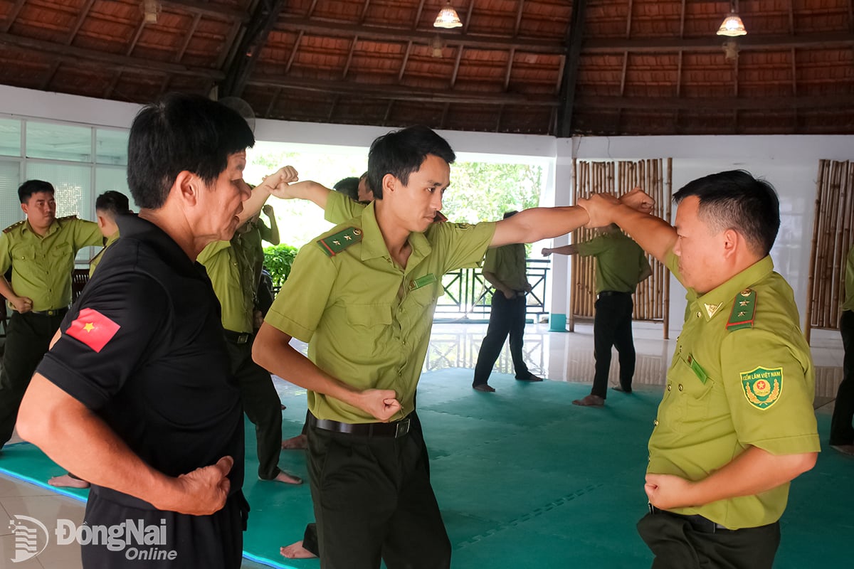 Kampsportmester Ma Thanh Hien korrigerer bevegelsene til elevene sine. Foto: D.Phu.