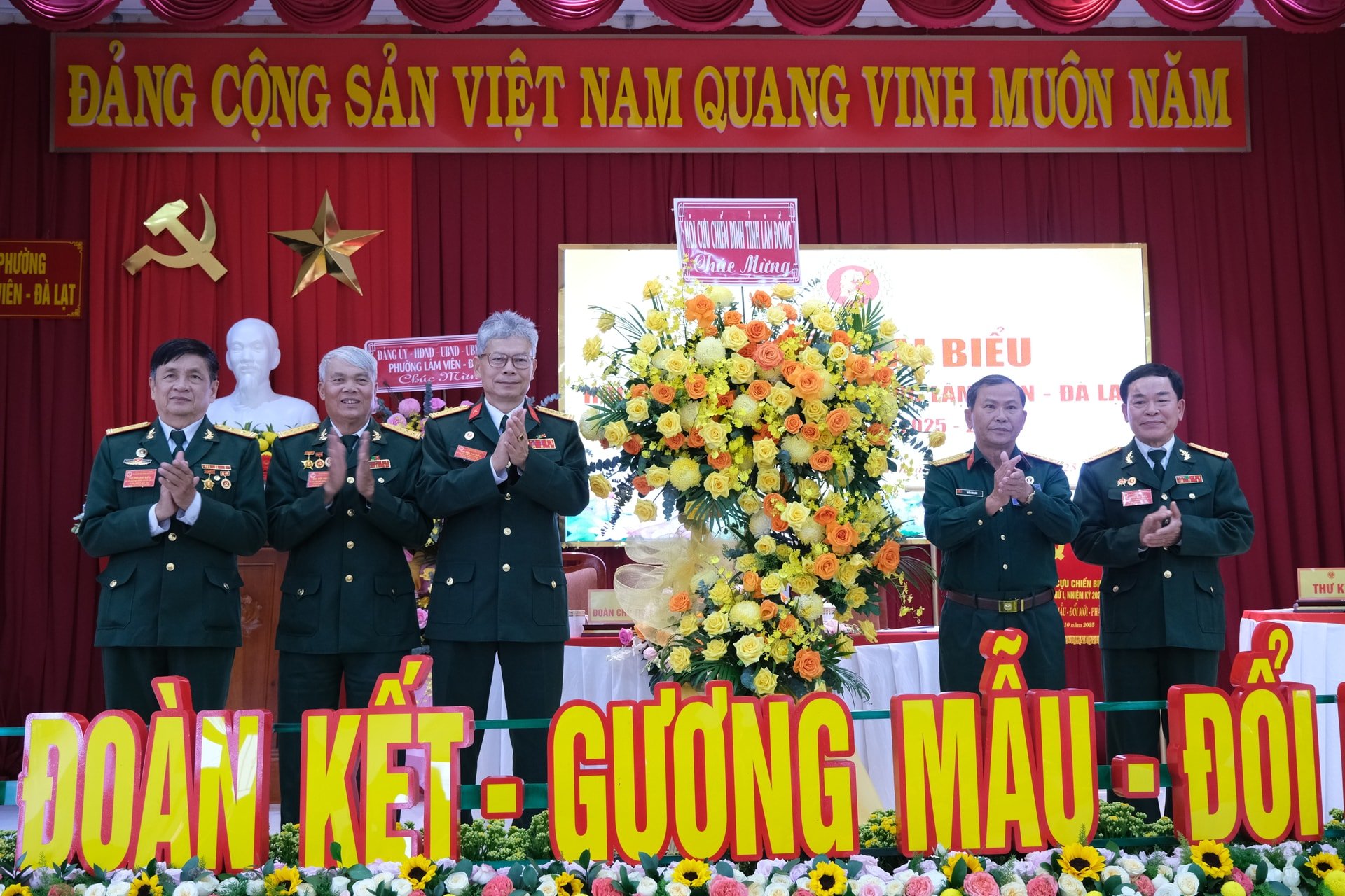 สมาคมทหารผ่านศึกจังหวัดมอบดอกไม้แสดงความยินดีแก่สภา