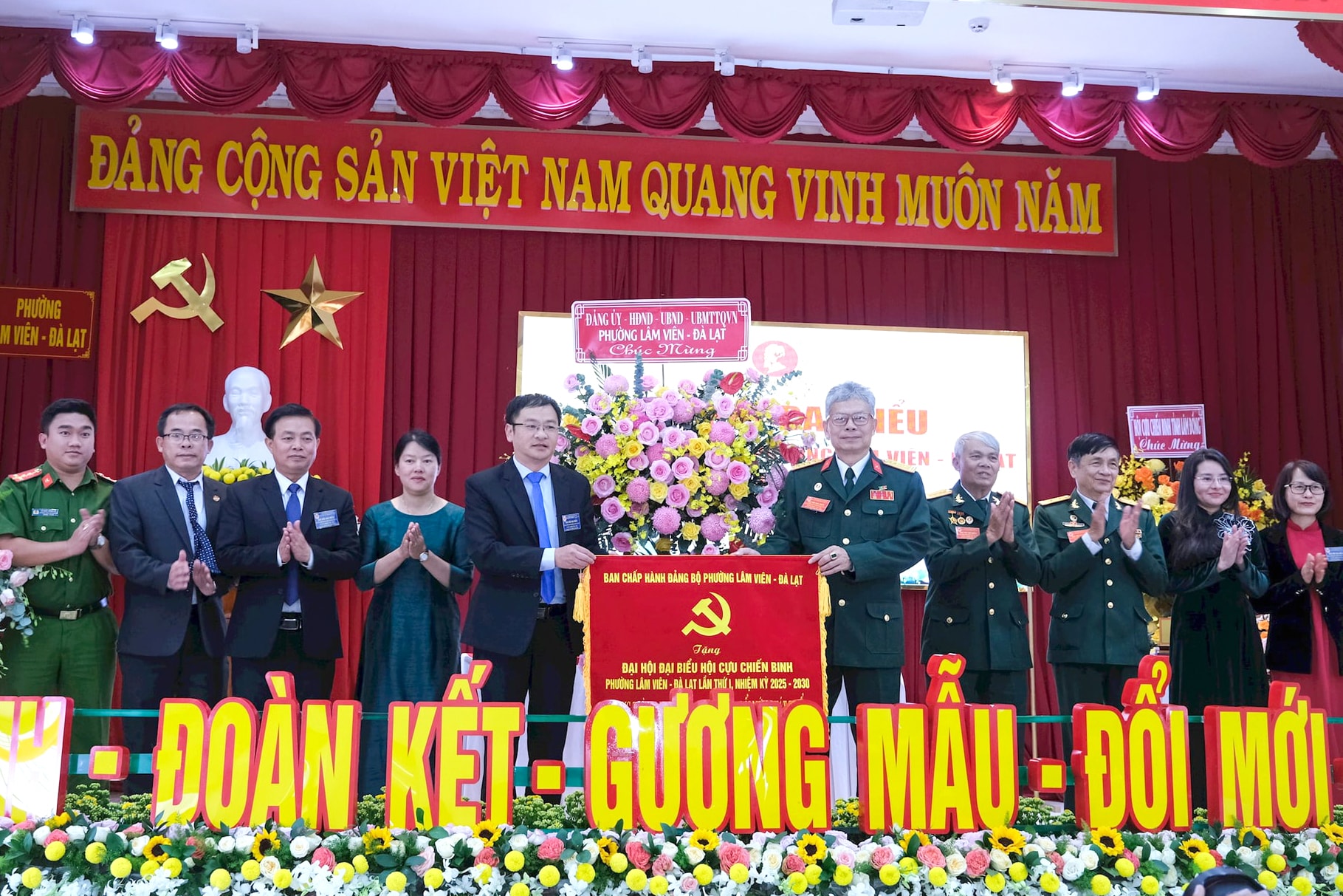 ผู้นำพรรค ฟอง ลาม เวียน มอบดอกไม้และรูปปั้นเพื่อแสดงความยินดีกับพรรค (1).jpg