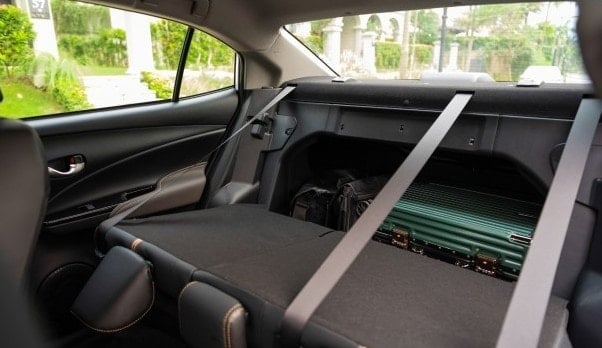 Toyota Vios yang diparkir, memamerkan desainnya yang netral dan abadi.