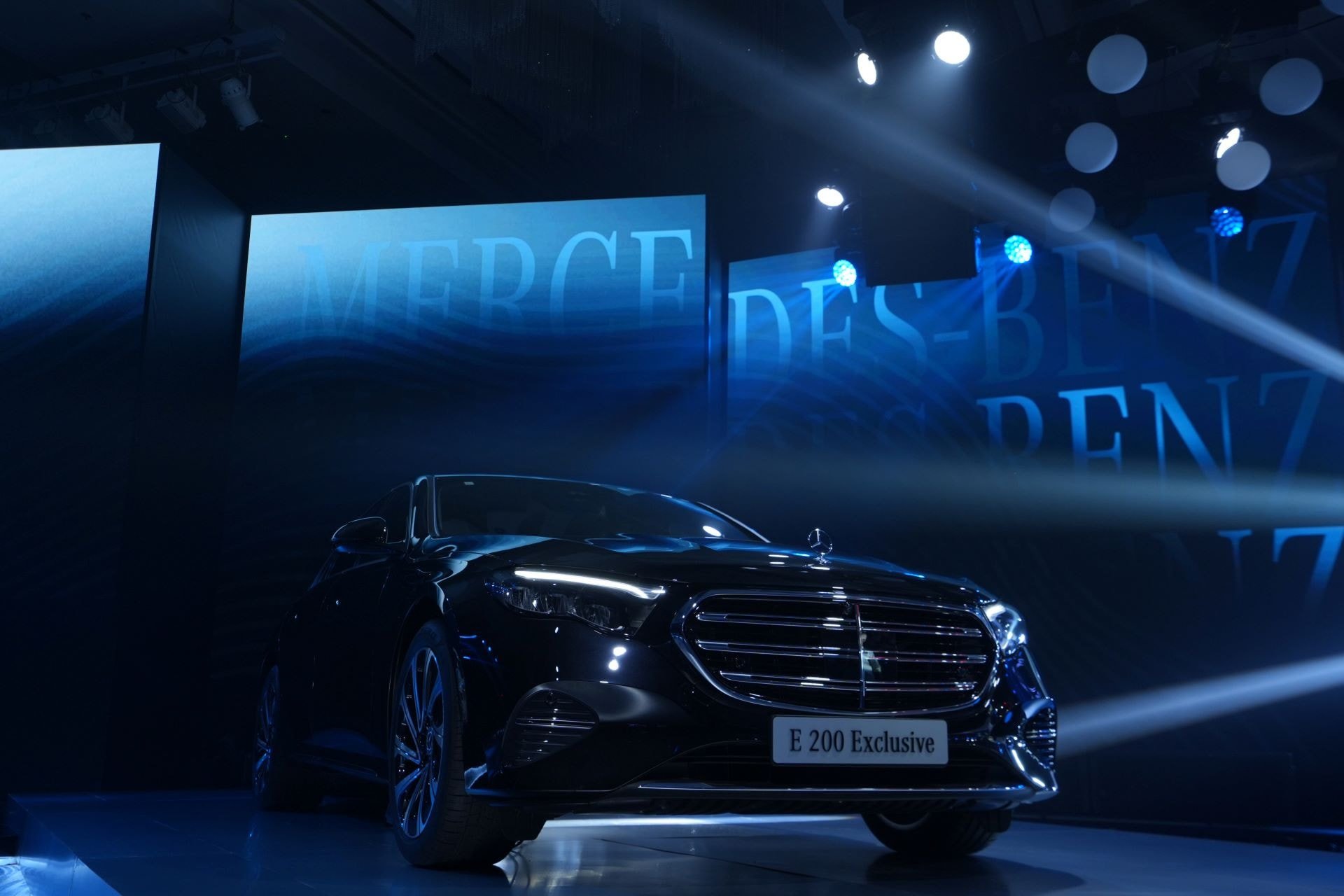 Mercedes-Benz E 200 Exclusive មានតម្លៃ 2.589 ពាន់លានដុង