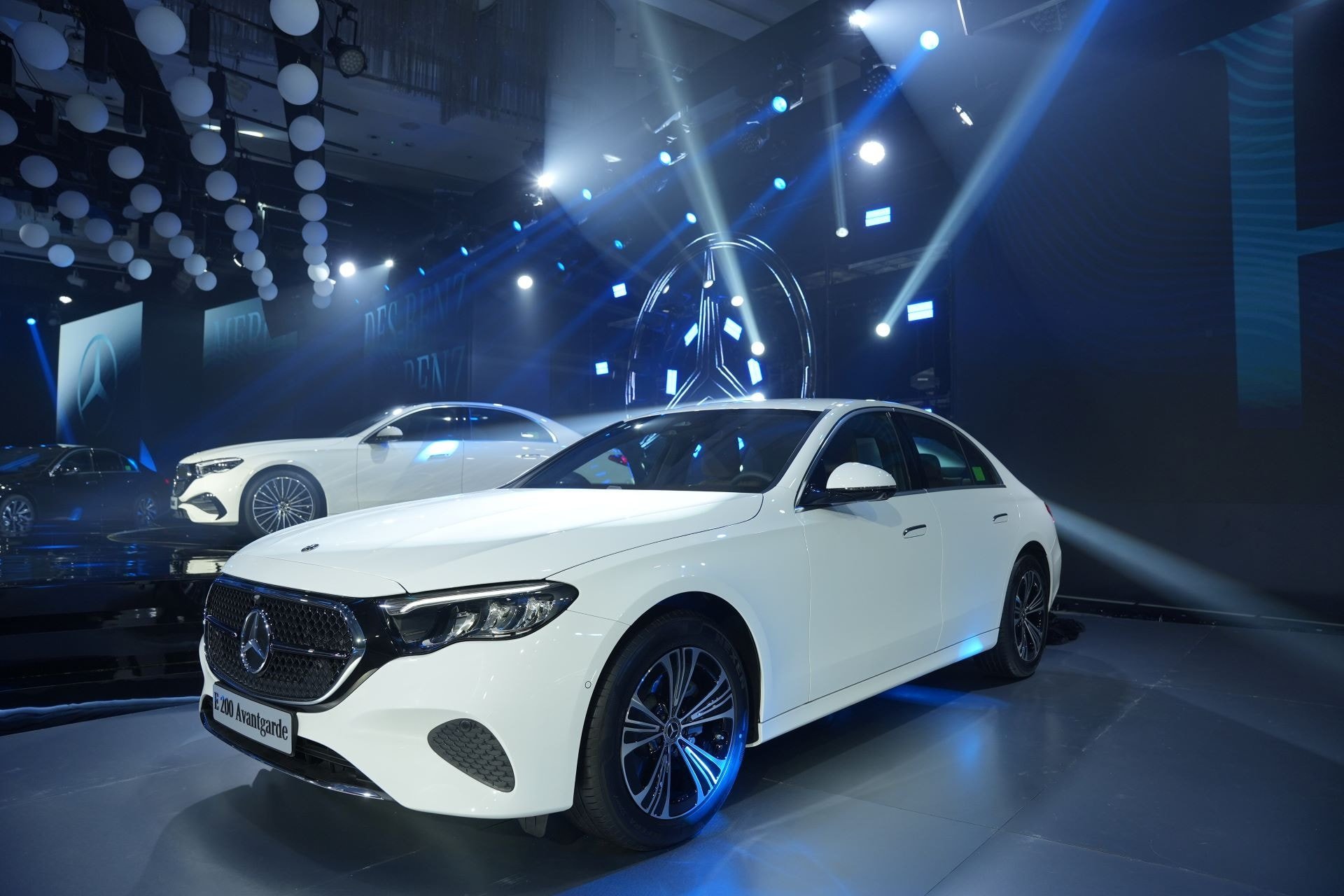Mercedes-Benz E 200 Avantgarde ជំនាន់ថ្មីមានតម្លៃ 2.449 ពាន់លានដុង