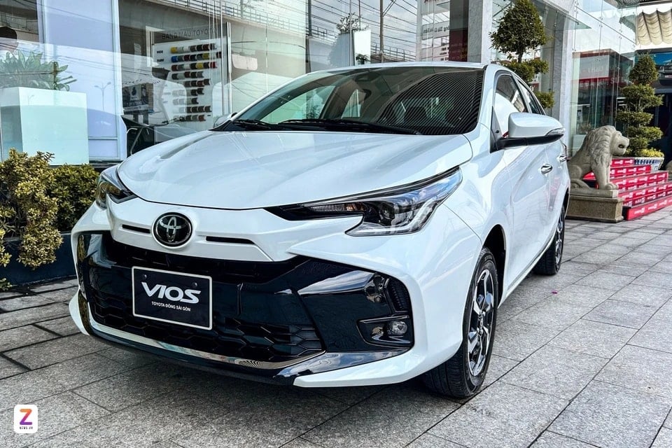 Beyaz Toyota Vios 2023 yollara çıkıyor.