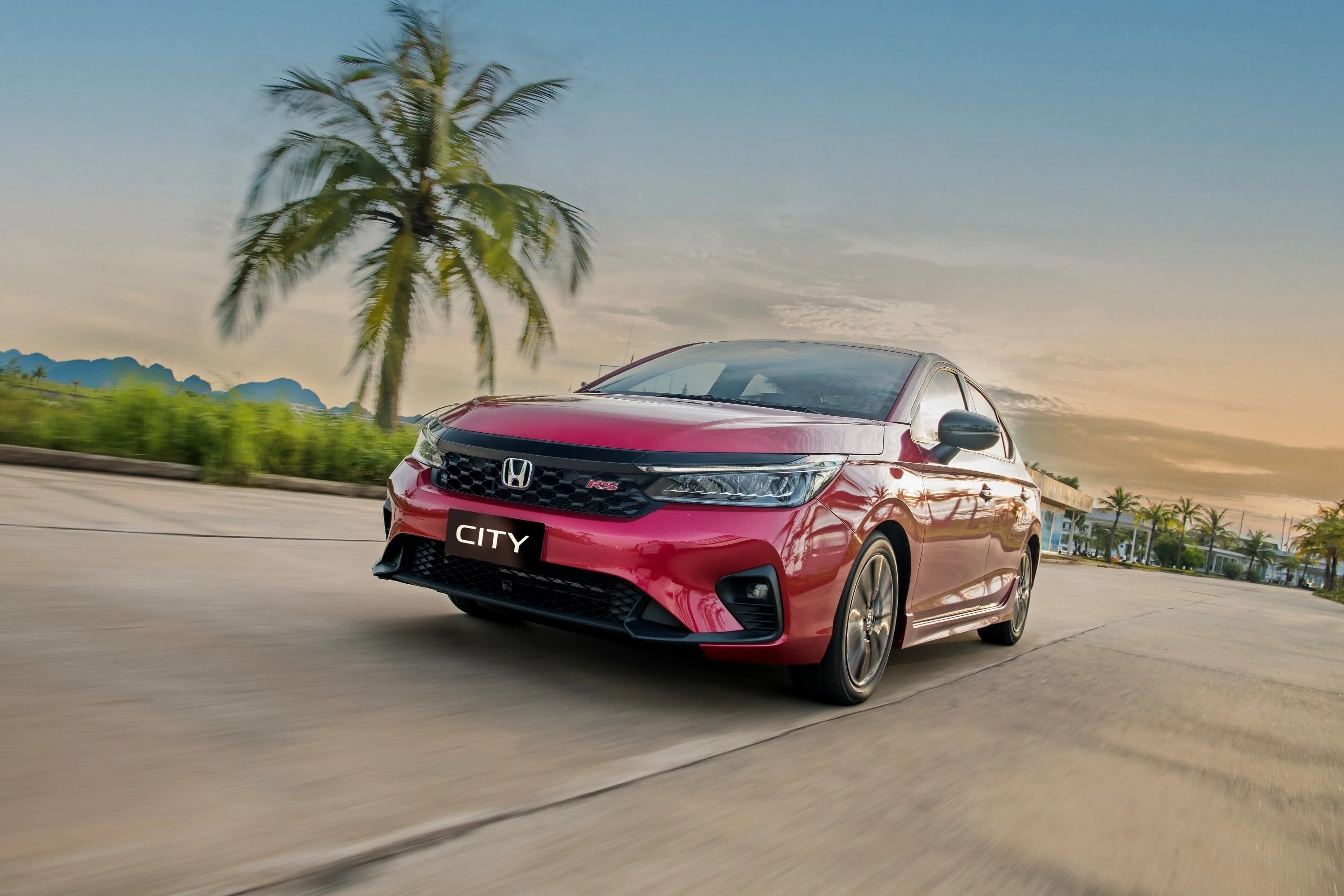 Kırmızı Honda City sokakta seyrediyor.