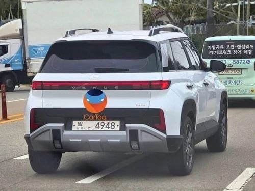 Baksiden av 2025-modellen av Hyundai Venue skiller seg ut med moderne, tilkoblede LED-baklykter.