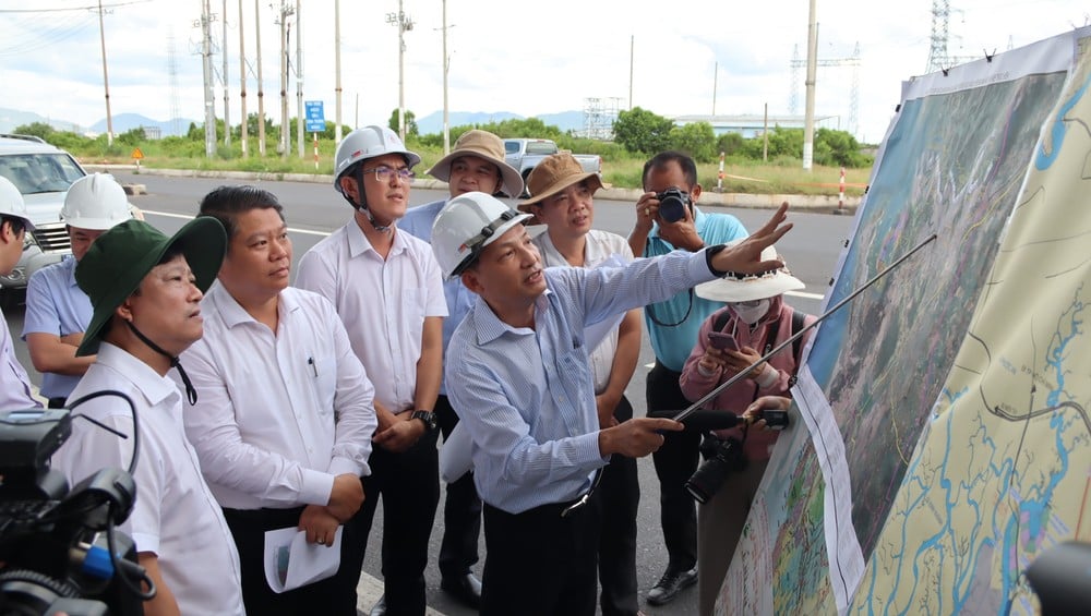 Chủ tịch HĐND TP.HCM Võ Văn Minh khảo sát các dự án giao thông kết nối trọng điểm