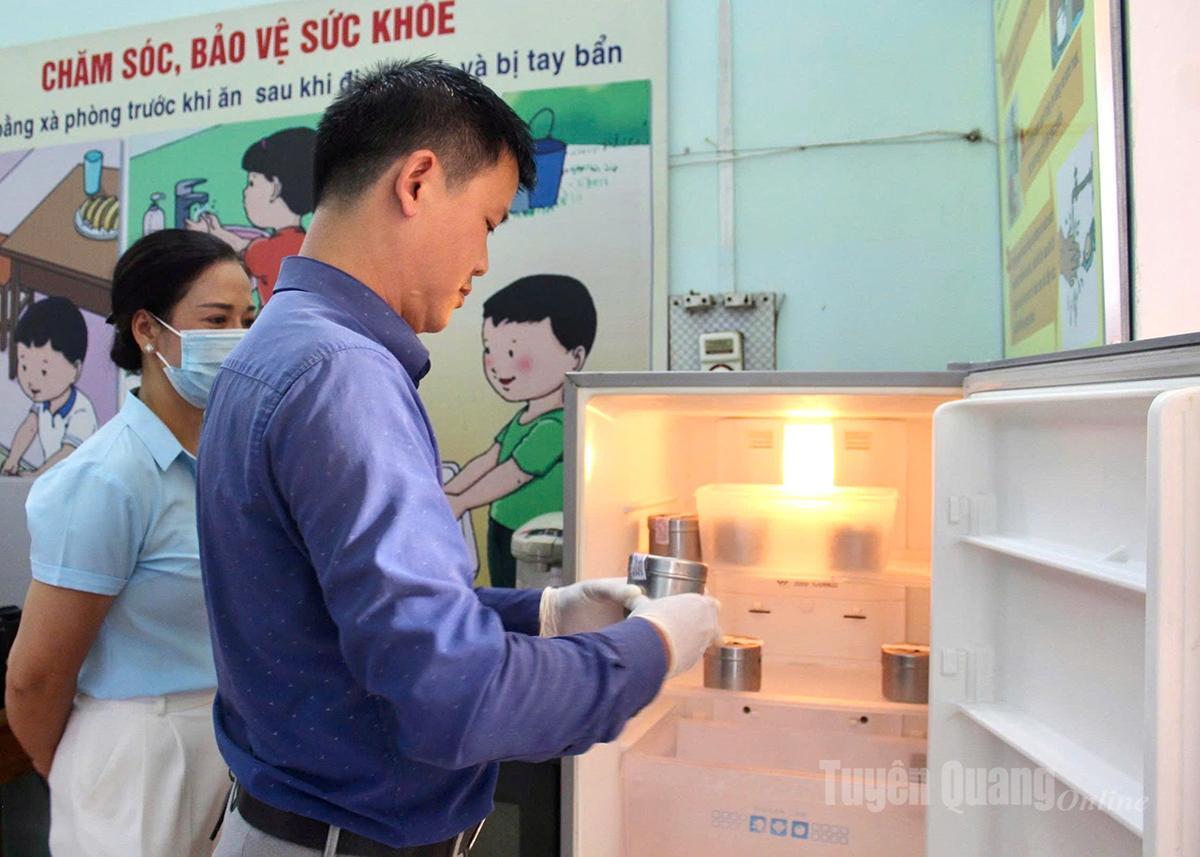 Đoàn kiểm tra kiểm tra tủ lưu mẫu thực phẩm tại Trường Mầm non Hoa Hồng.