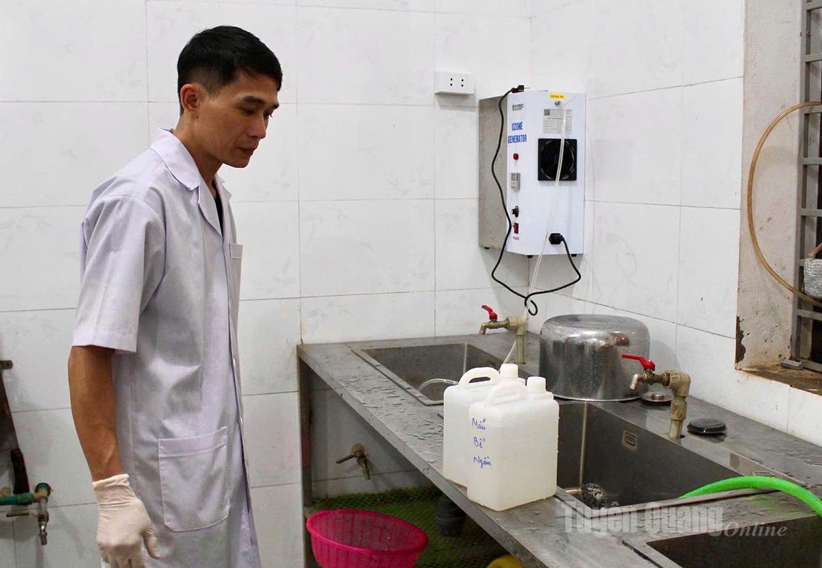 Thành viên đoàn kiểm tra lấy mẫu nguồn nước sinh hoat tại trường Mầm non Hoa Hồng.