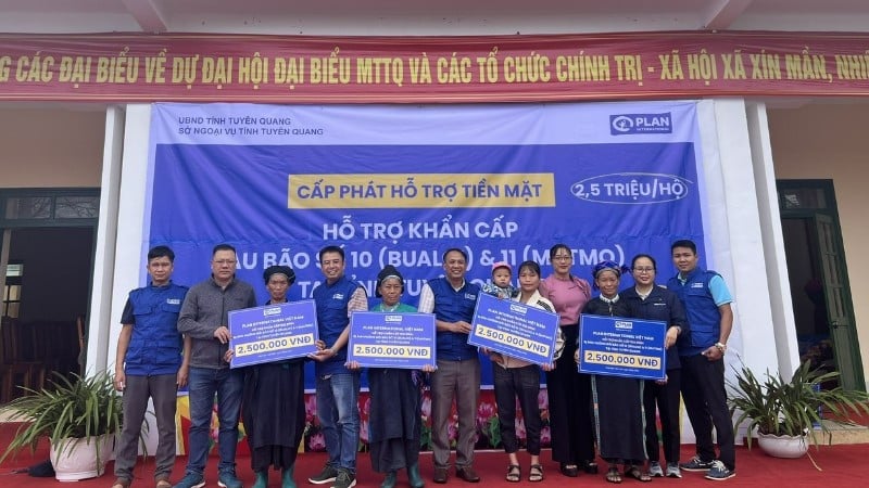 Október 16-án a Xin Man község (Tuyen Quang tartomány) első háztartásai többcélú pénzügyi támogatást kaptak a Plan International Vietnamtól. (Fotó: Quang Kien)
