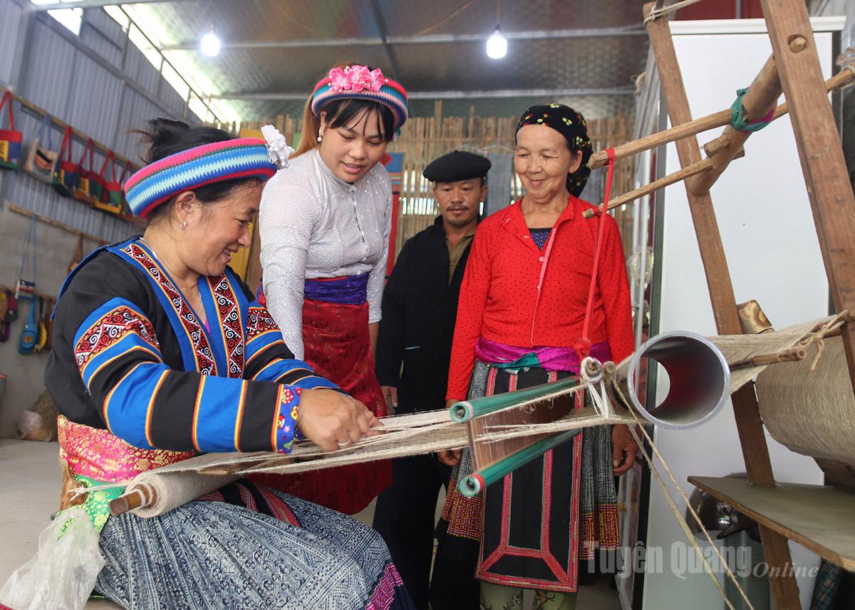 De Mong-bevolking in de Can Ty-gemeenschap maakt vakkundig linnenproducten, waardoor het traditionele handwerk behouden blijft en het inkomen toeneemt.