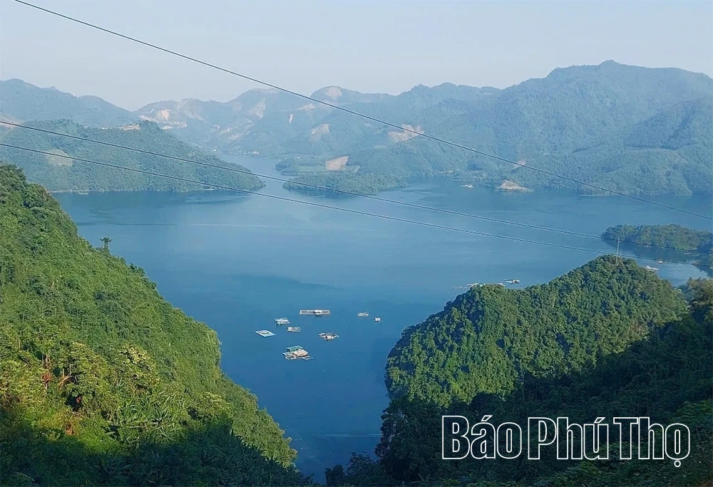 Erleben Sie die Natur- und Kulturlandschaft des Hoa Binh-Sees