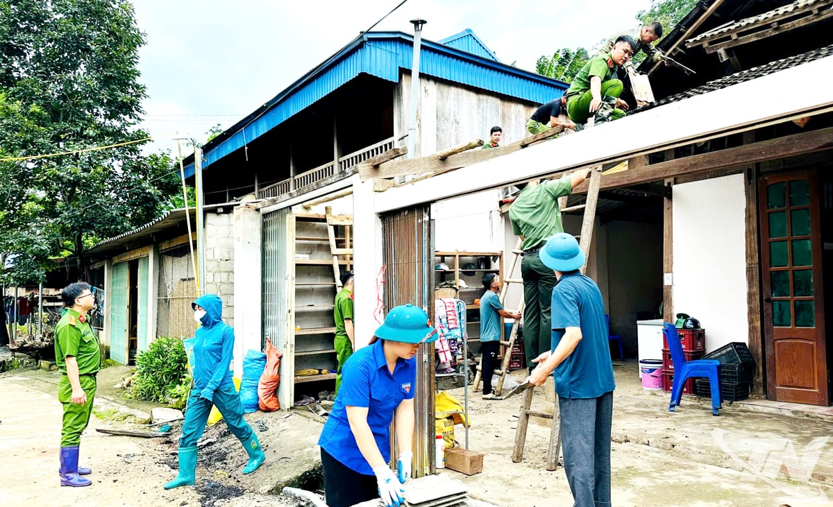 ປະຊາຊົນ ​ແລະ ບັນດາ​ກຳລັງ​ປະກອບ​ອາວຸດ​ຕາ​ແສງ ກວາງ​ບິ່ງ ​ໄດ້​ໜູນ​ຊ່ວຍ​ບັນດາ​ວັນ​ເຮັດ​ວຽກ​ເພື່ອ​ຍົກ​ຍ້າຍ​ເຮືອນ​ພັກ​ຊົ່ວຄາວ​ໃຫ້​ປະຊາຊົນ​ທ້ອງ​ຖິ່ນ.