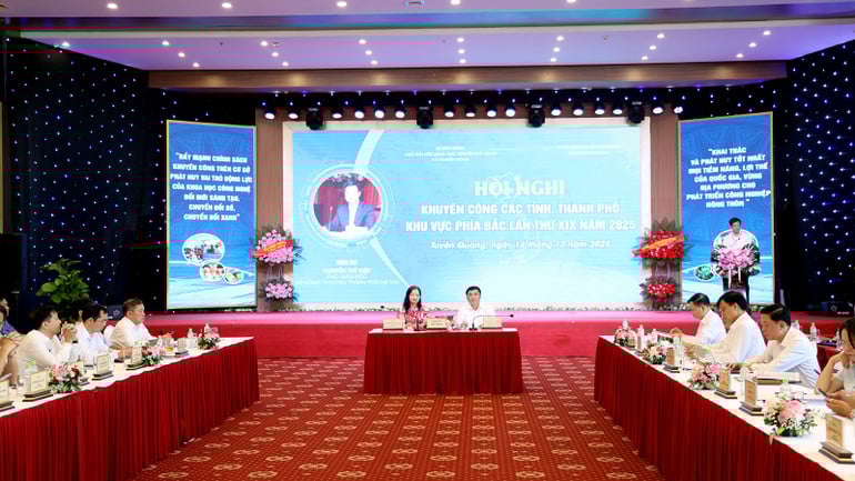 chu-tri-hoi-nghi.jpg