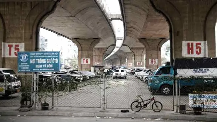 Egy parkoló a híd alatt