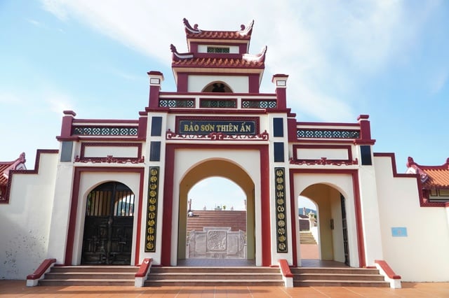ទស្សនាអាសនៈនៃស្ថានសួគ៌និងផែនដី - ដែលជាកន្លែងដែលស្ថានសួគ៌បានប្រគល់ 'សង្គម' ដល់រាជវង្សតៃសឺន - រូបថត 6 ។ Thăm đàn tế trời đất - nơi trời trao 'xã tắc' cho nhà Tây Sơn- Ảnh 6.