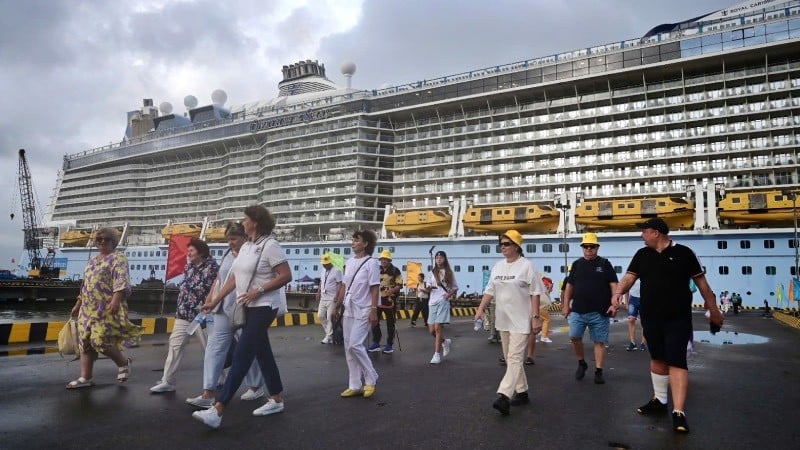 Du khách tàu Ovation of the Seas xuống cảng Chân Mây bắt đầu chương trình thăm Huế (Ảnh: Sở Du lịch Huế cung cấp)