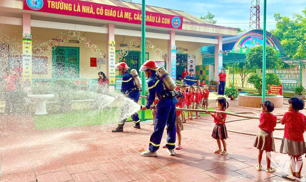 Preschool children get acquainted with fire sprinklers.
