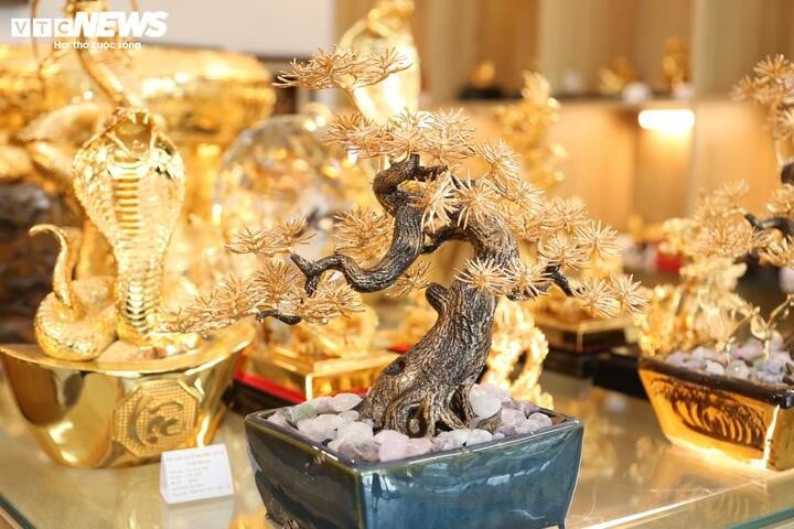 Sản phẩm cây tùng bonsai mạ vàng hút khách dịp 20/10.