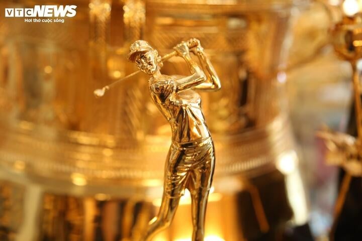 Tượng nữ golfer cao 24cm có giá 12 triệu đồng, được ưa chuộng làm quà tặng trong dịp 20/10.