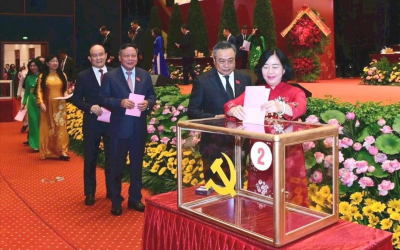 Bí thư Thành ủy Hà Nội Bùi Thị Minh Hoài và các đồng chí Thường trực Thành ủy tiến hành bỏ phiếu bầu Ban Chấp hành Đảng bộ Thành phố khóa XVIII, nhiệm kỳ 2025-2030. (Ảnh: T.L)