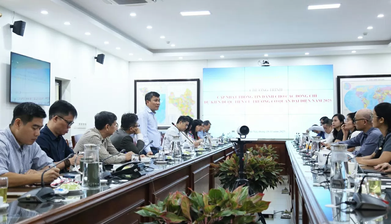 cán bộ Trưởng Cơ quan đại diện Việt Nam cần đi sâu nghiên cứu, nắm chắc chủ trương, đường lối, quan điểm của Đảng và chính sách của Nhà nước, nắm vững tình hình của đất nước, luôn đặt lợi ích quốc gia - dân tộc, lợi ích của nhân dân lên trên hết,