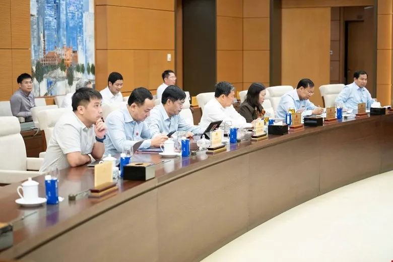 DỰ.jpg