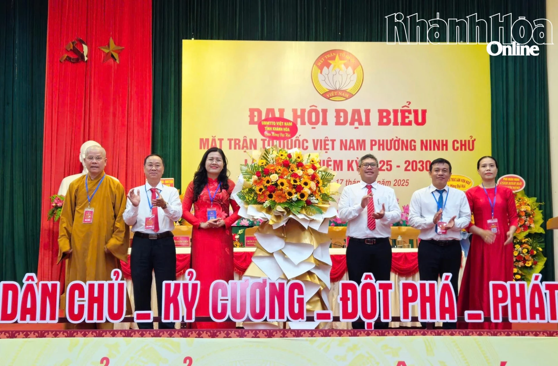 Para pemimpin Komite Front Tanah Air Vietnam Provinsi mempersembahkan karangan bunga untuk memberi ucapan selamat kepada Komite Front Tanah Air Vietnam Distrik Ninh Chu, periode 2025-2030.  