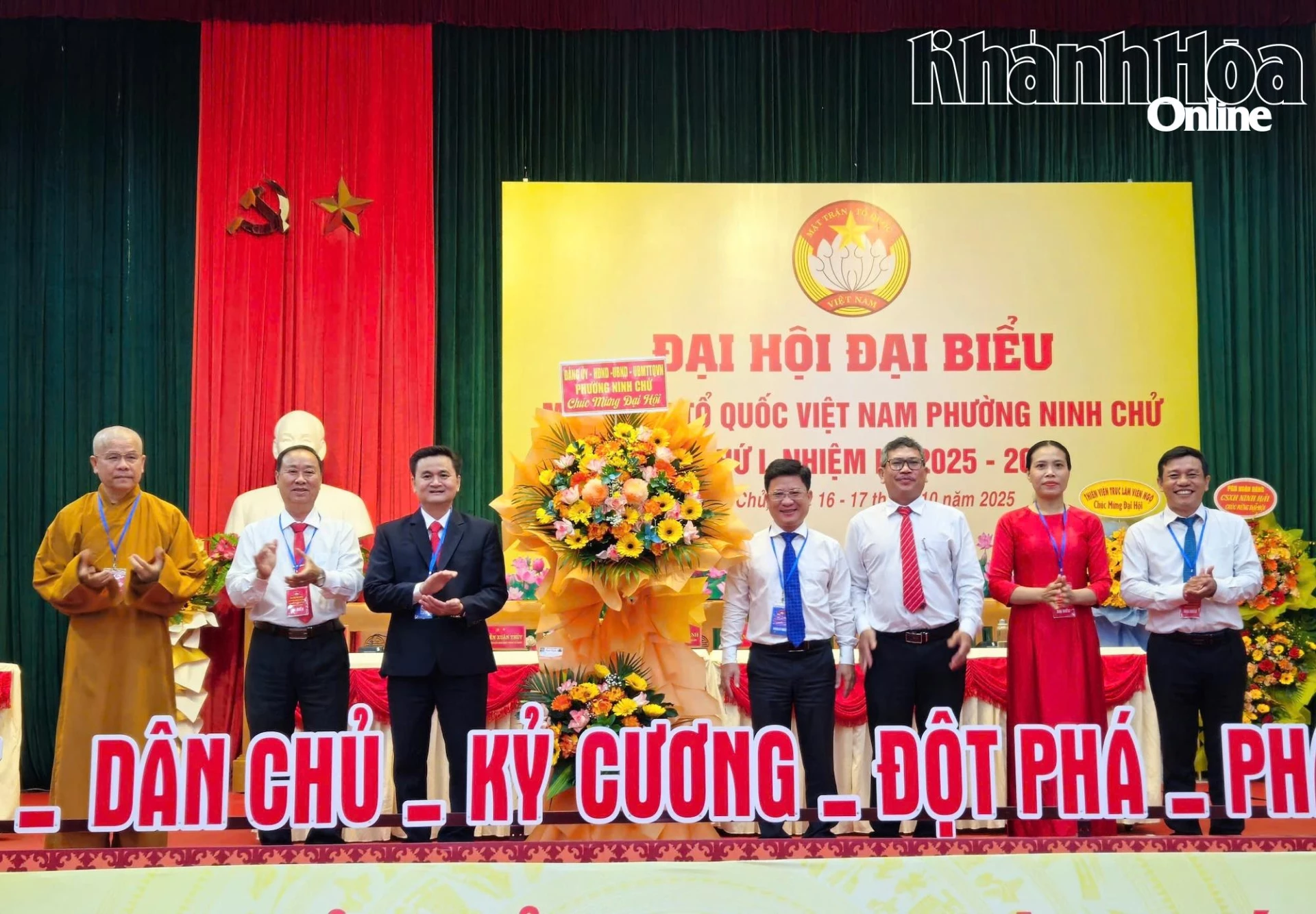 Para pemimpin Komite Partai dan Komite Rakyat Distrik Ninh Chu mempersembahkan karangan bunga untuk memberi ucapan selamat kepada Komite Front Tanah Air Vietnam Distrik tersebut, periode 2025-2030.  