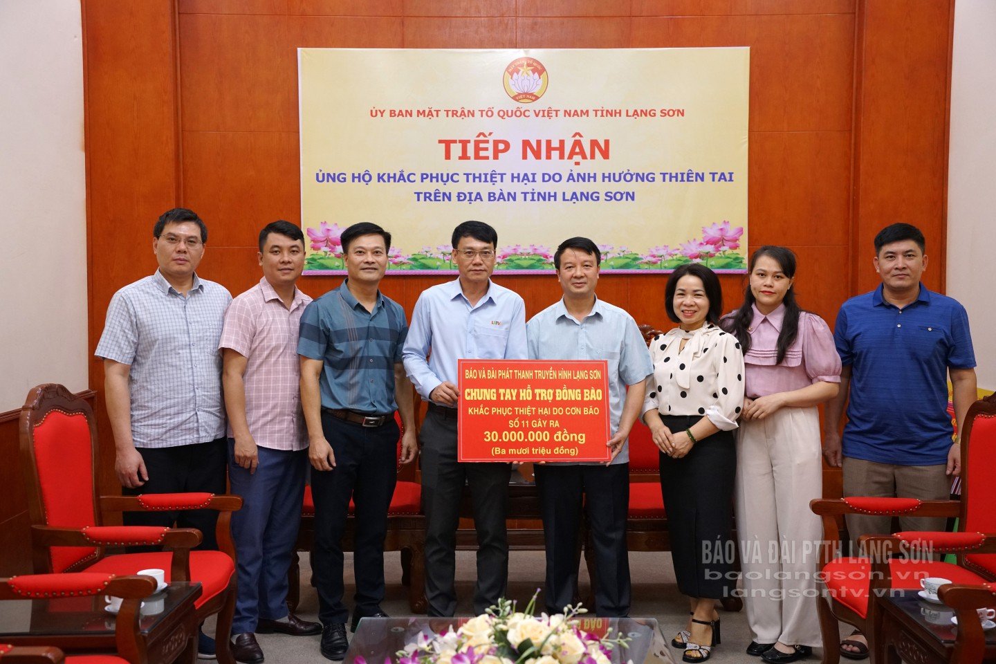 Leaders of the Vietnam Fatherland Front Committee of Lang Son province received support from leaders of Lang Son Newspaper and Radio and Television Station.