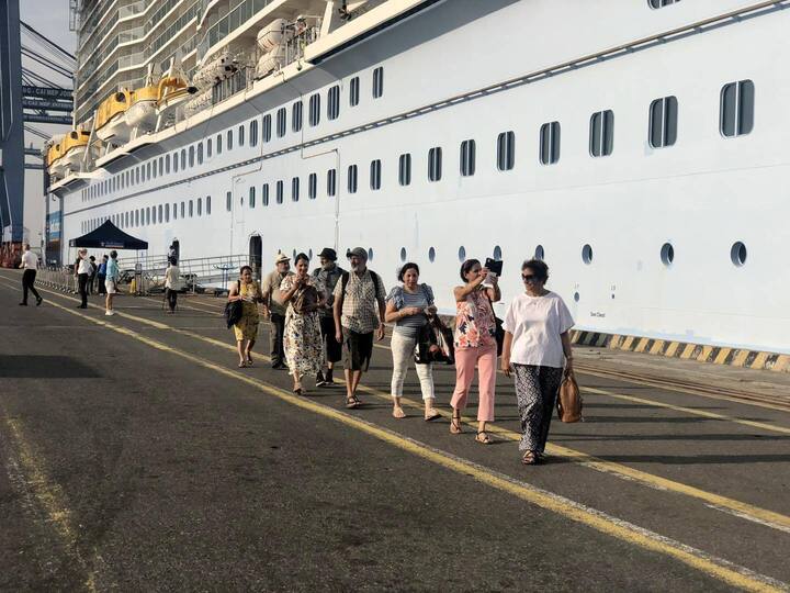 Uluslararası turist grubu, geçici askıya alınmadan önce Ho Chi Minh şehrini ziyaret etmek üzere gemiyle Phu My limanına geldi. (Fotoğraf: Bich Chi)