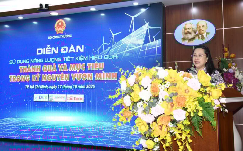 Mme Do Thi Minh Tram, directrice adjointe du Département de l'innovation, de la transformation verte et de la promotion industrielle (ministère de l'Industrie et du Commerce), a pris la parole lors du forum. Photo : Thanh Minh