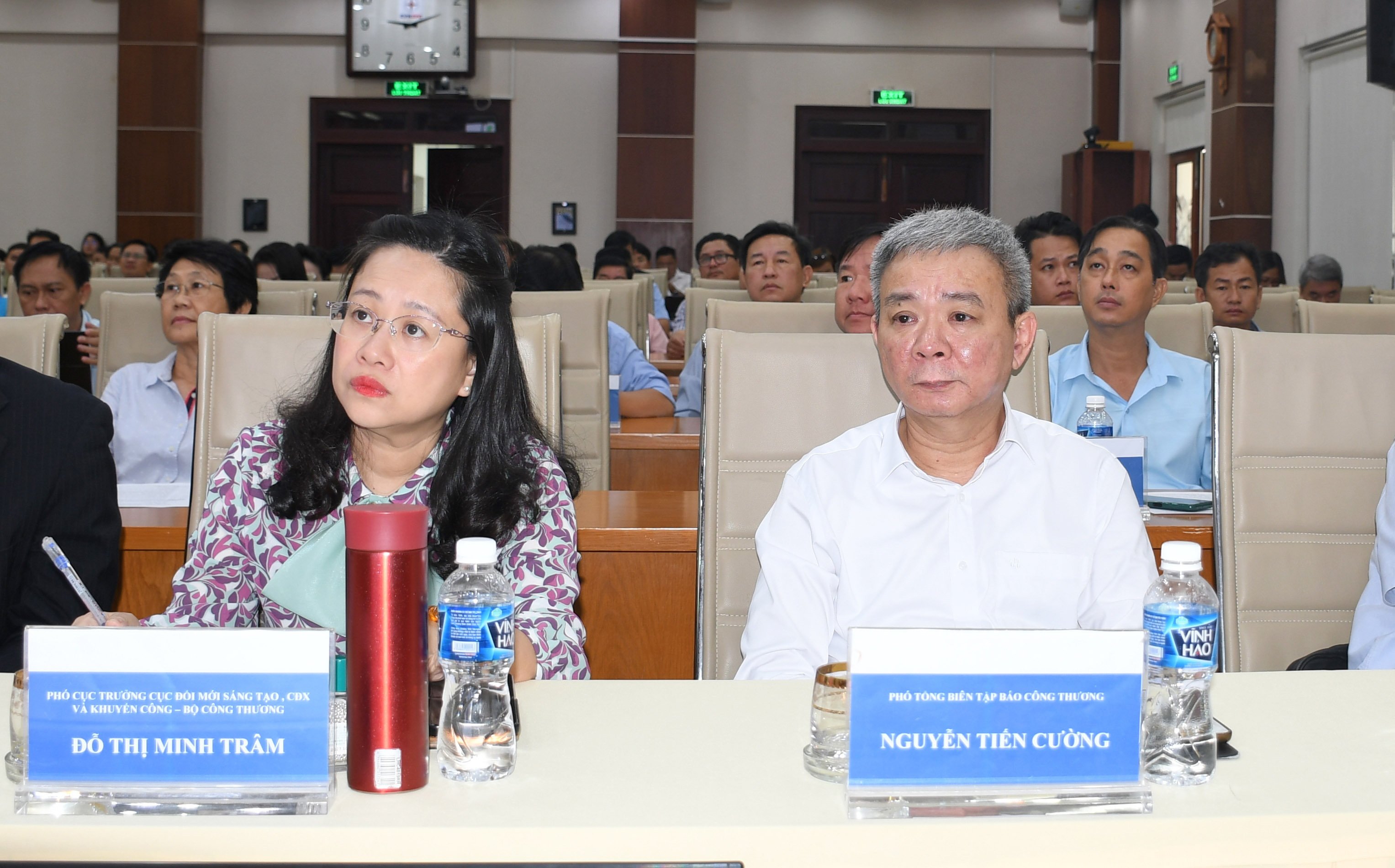 M. Nguyen Tien Cuong, rédacteur en chef adjoint du journal Industrie et Commerce au forum.