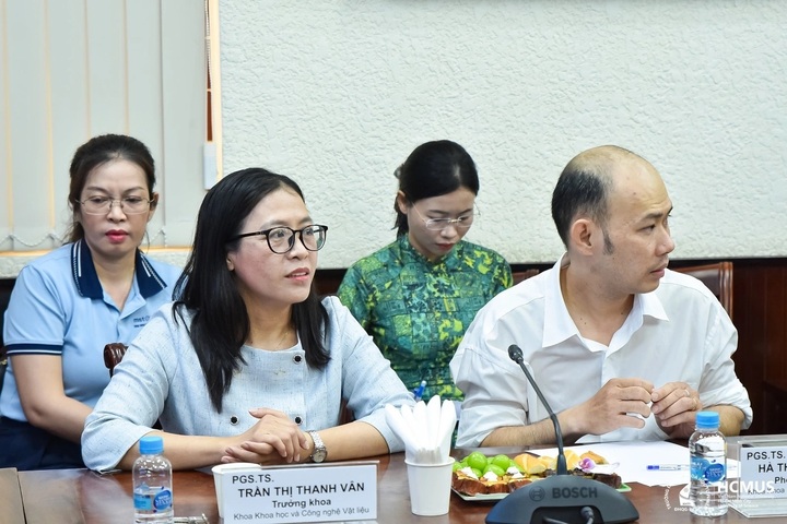 សាស្ត្រាចារ្យរង បណ្ឌិត Tran Thi Thanh Van គឺជាបេក្ខភាពស្រីតែម្នាក់គត់សម្រាប់សាស្រ្តាចារ្យរូបវិទ្យាក្នុងឆ្នាំ 2025 (រូបថត៖ សាកលវិទ្យាល័យវិទ្យាសាស្ត្រទីក្រុងហូជីមិញ)