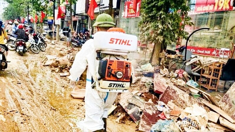 Orte, an denen das Risiko eines Krankheitsausbruchs besteht, werden vom Gesundheitssektor Thai Nguyen mit Desinfektionsmitteln besprüht.