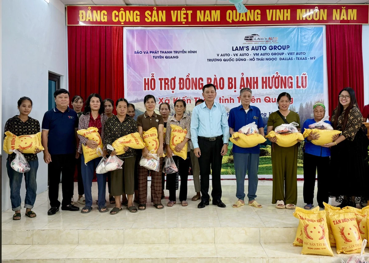 Le camarade Mai Duc Thong, membre du Comité provincial du Parti, rédacteur en chef du journal, de la radio et de la télévision Tuyen Quang, et ses sponsors ont offert des cadeaux aux habitants de la commune de Kien Thiet.