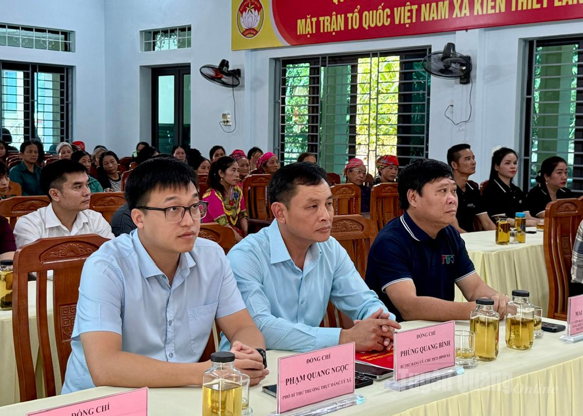Le camarade Mai Duc Thong, membre du Comité provincial du Parti, rédacteur en chef du journal, de la radio et de la télévision Tuyen Quang et des délégués ont assisté au programme.
