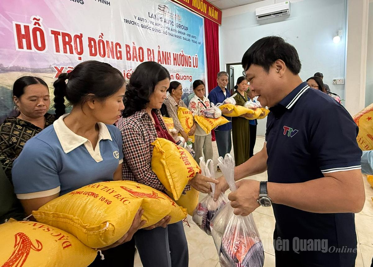 Le camarade Mai Duc Thong, membre du Comité provincial du Parti, rédacteur en chef du journal, de la radio et de la télévision Tuyen Quang, a offert des cadeaux aux habitants de la commune de Kien Thiet.