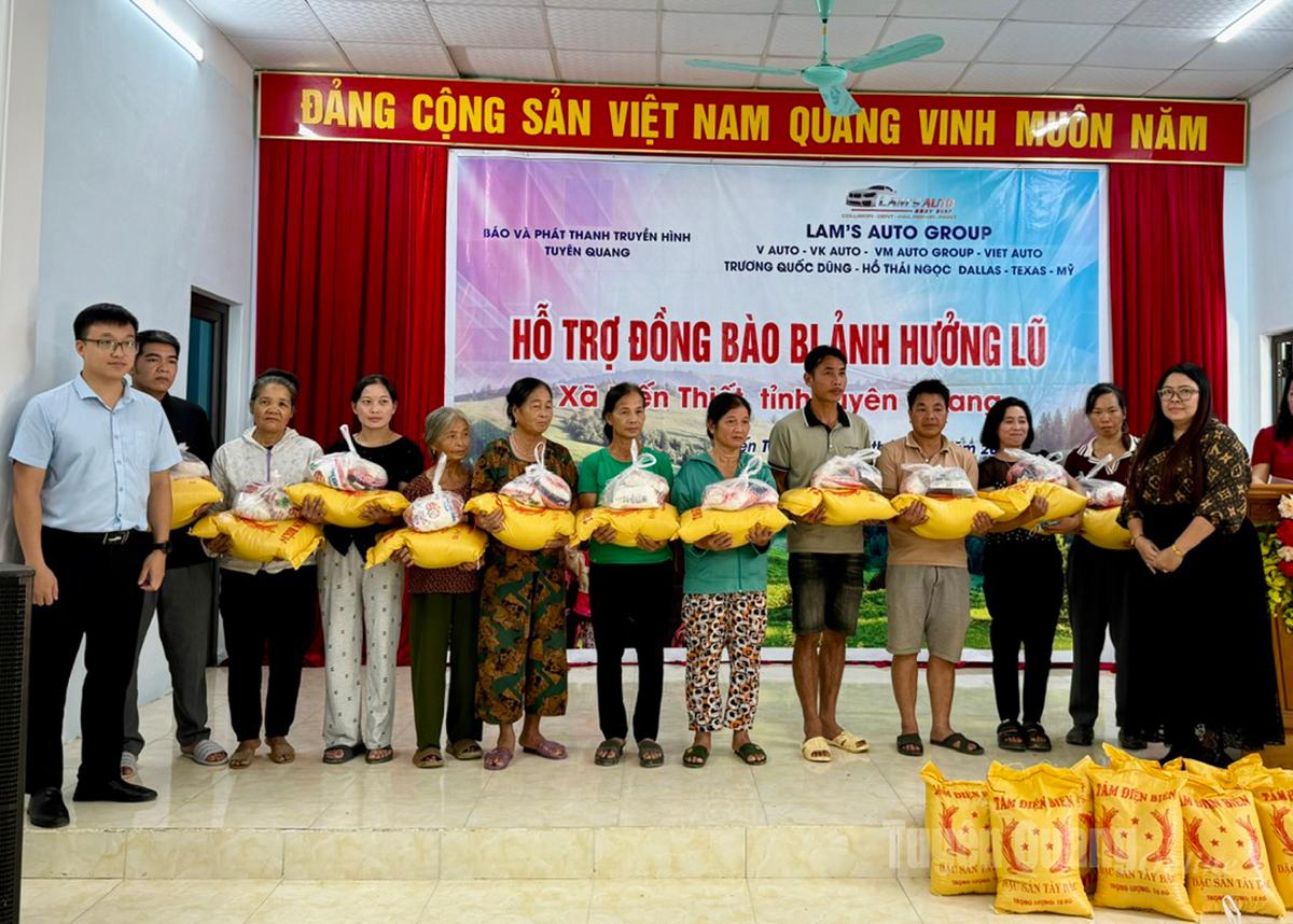 Le créateur d'Ao Dai Phuong Ho - Ho Chi Minh-Ville offre des cadeaux aux habitants de la commune de Kien Thiet.