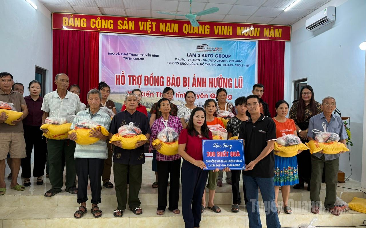 Les sponsors ont offert des signes symboliques et des cadeaux aux habitants de la commune de Kien Thiet.