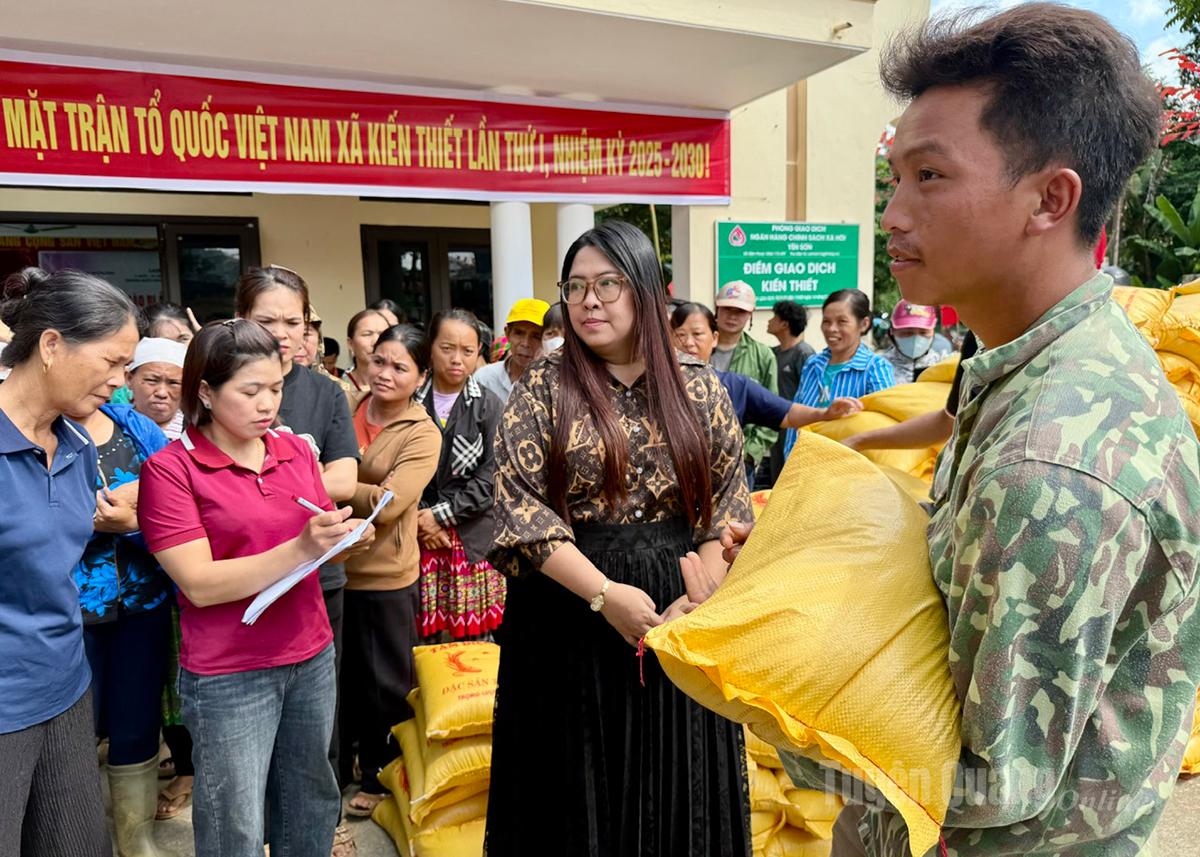 Le créateur d'Ao Dai Phuong Ho - Ho Chi Minh-Ville offre des cadeaux directement aux habitants de la commune de Kien Thiet.