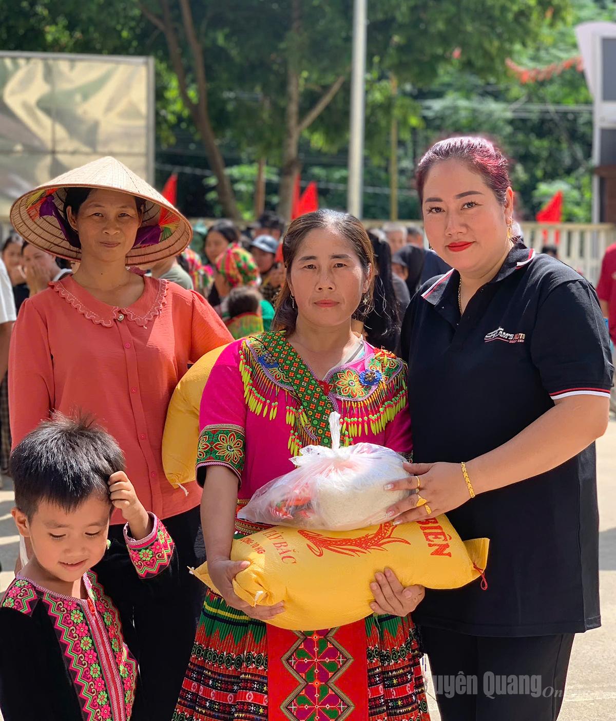 Les sponsors offrent des cadeaux directement aux habitants de la commune de Kien Thiet.