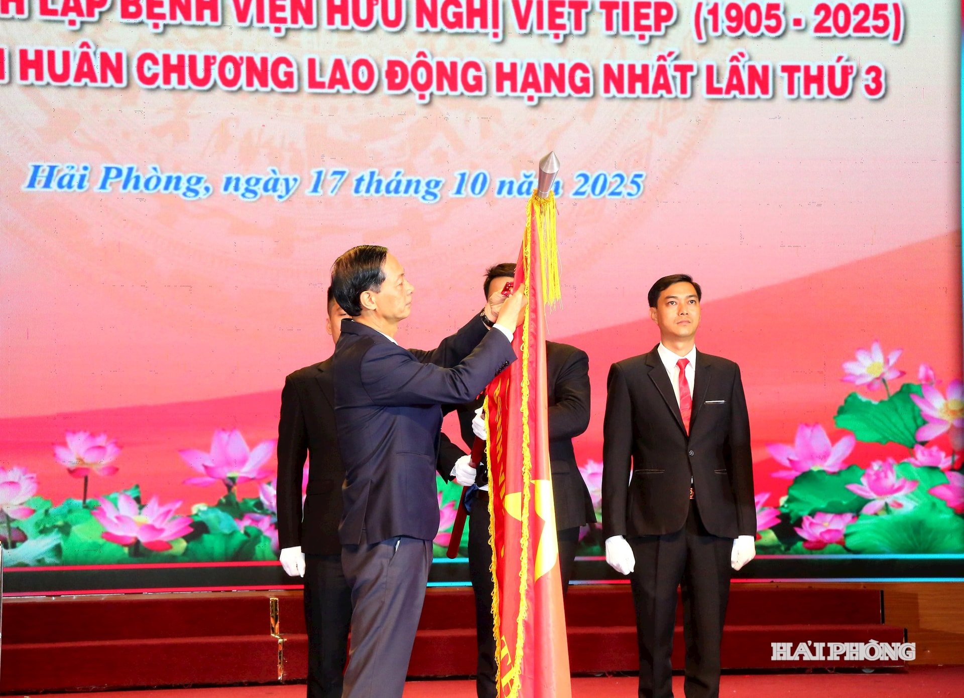 Jménem prezidenta Vietnamské socialistické republiky udělil soudruh Do Manh Hien, stálý zástupce tajemníka městského výboru strany, potřetí Medaili práce první třídy nemocnici přátelství Viet Tiep u příležitosti jejího 120. výročí.